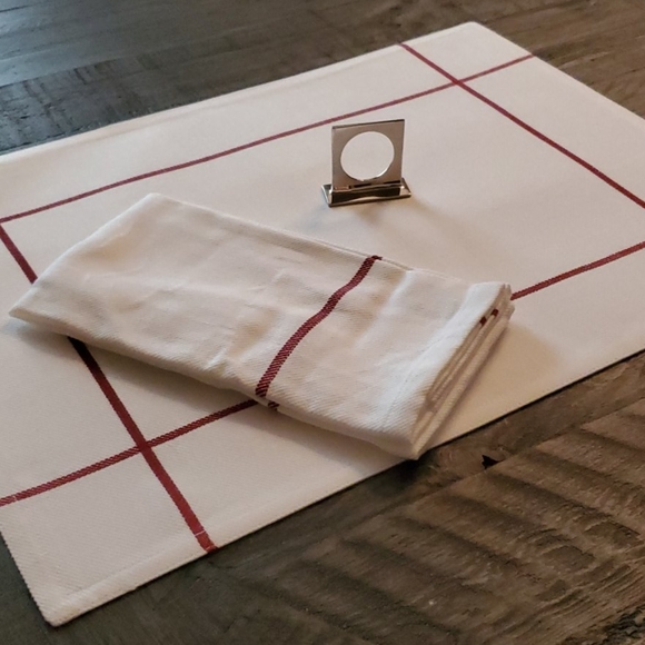 The Pampered Chef Other - Pampered Chef set of table linens & napkin holders
